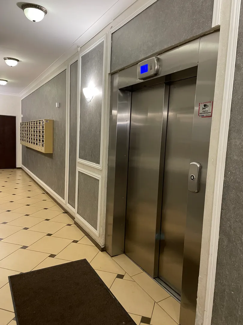 На третий этаж гости могут подняться на грузовом лифте