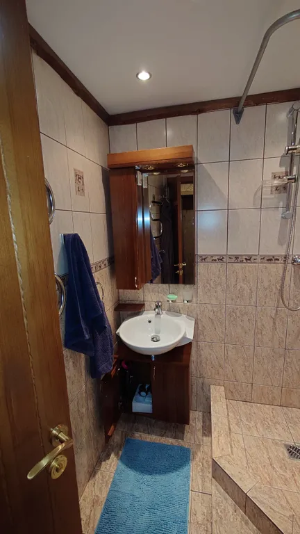 Студия 2 комнаты. 
5 спальных мест. В центре посёлка.