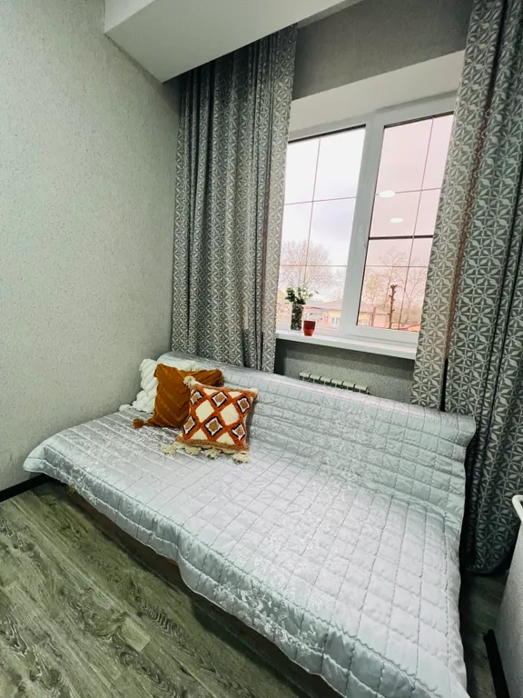 Закрытая территория парковка возле театральной площади и входа в парк