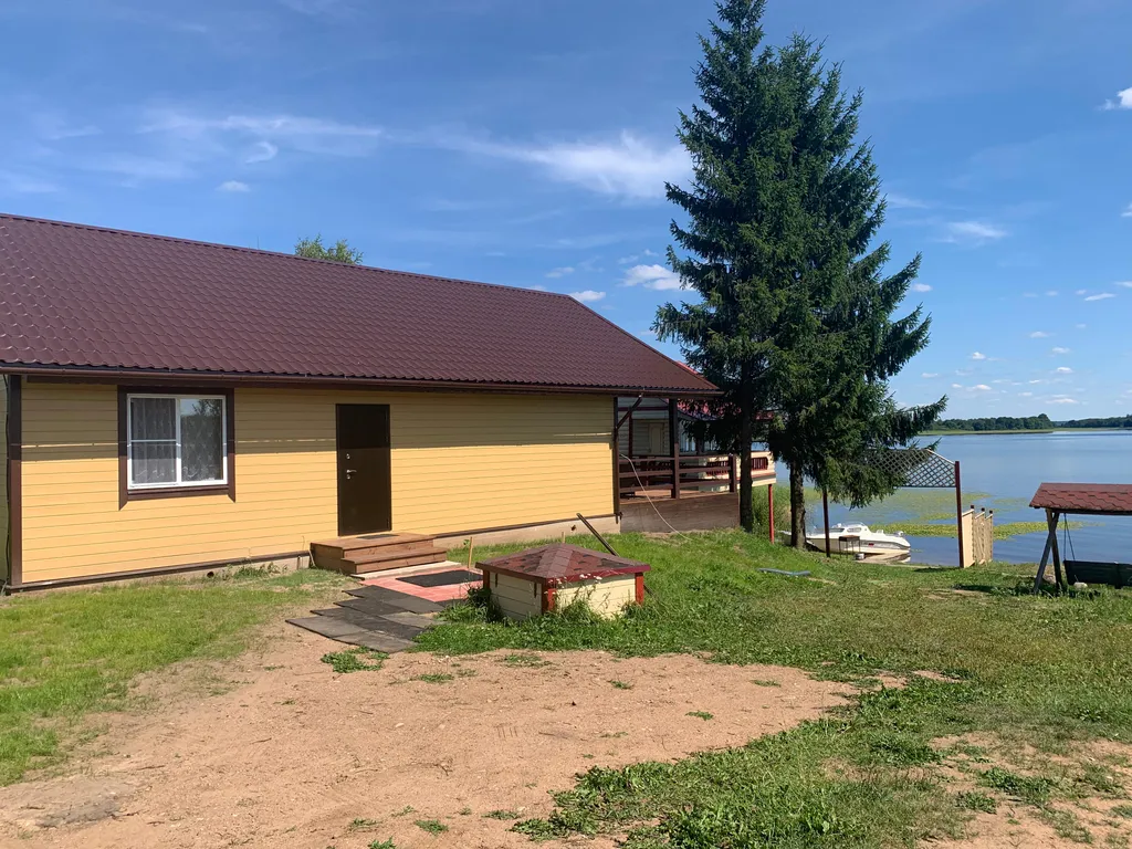 Коттедж с большой террасой на берегу Селигера