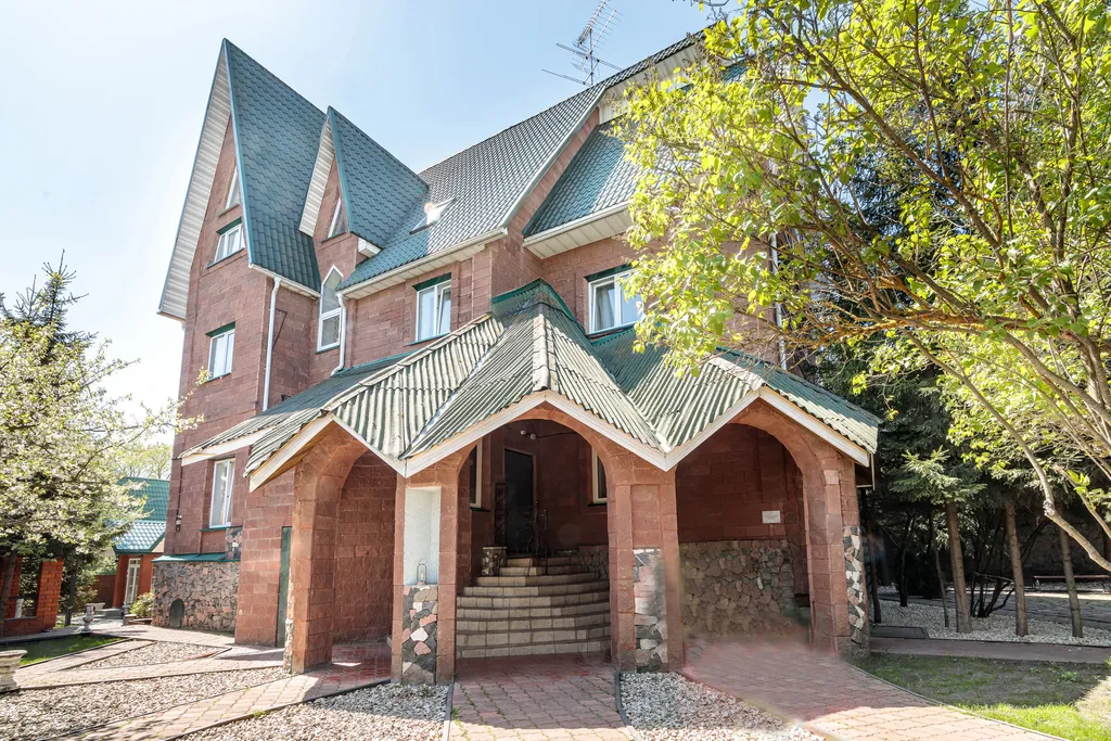 Замок на берегу каскада озер в Новой Москве