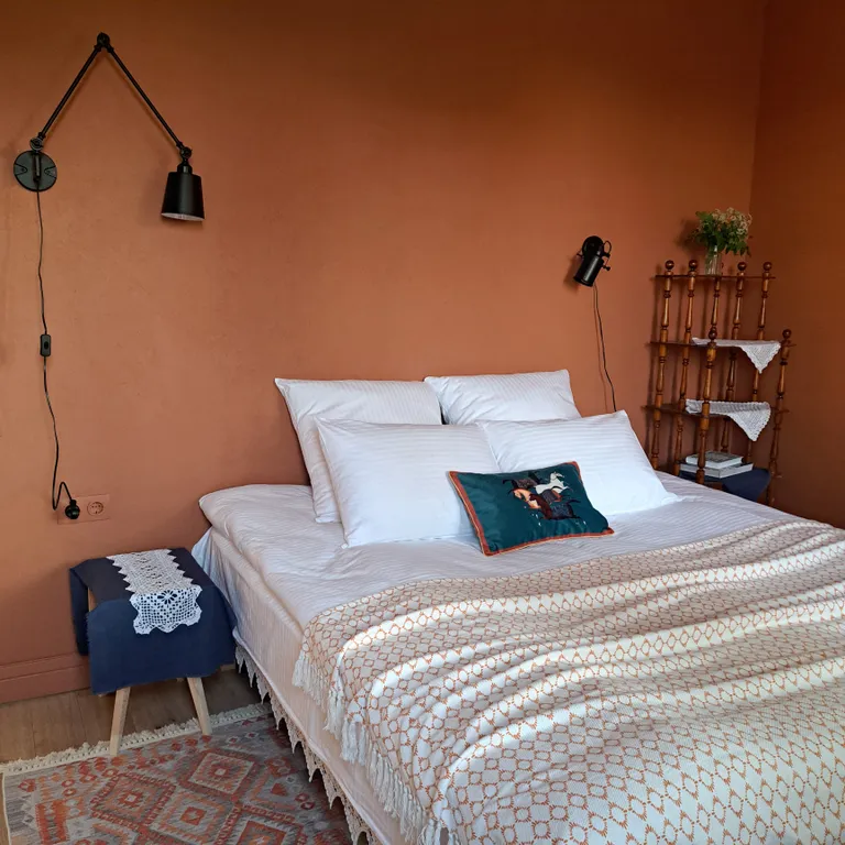 Белый дом на тихой улочке