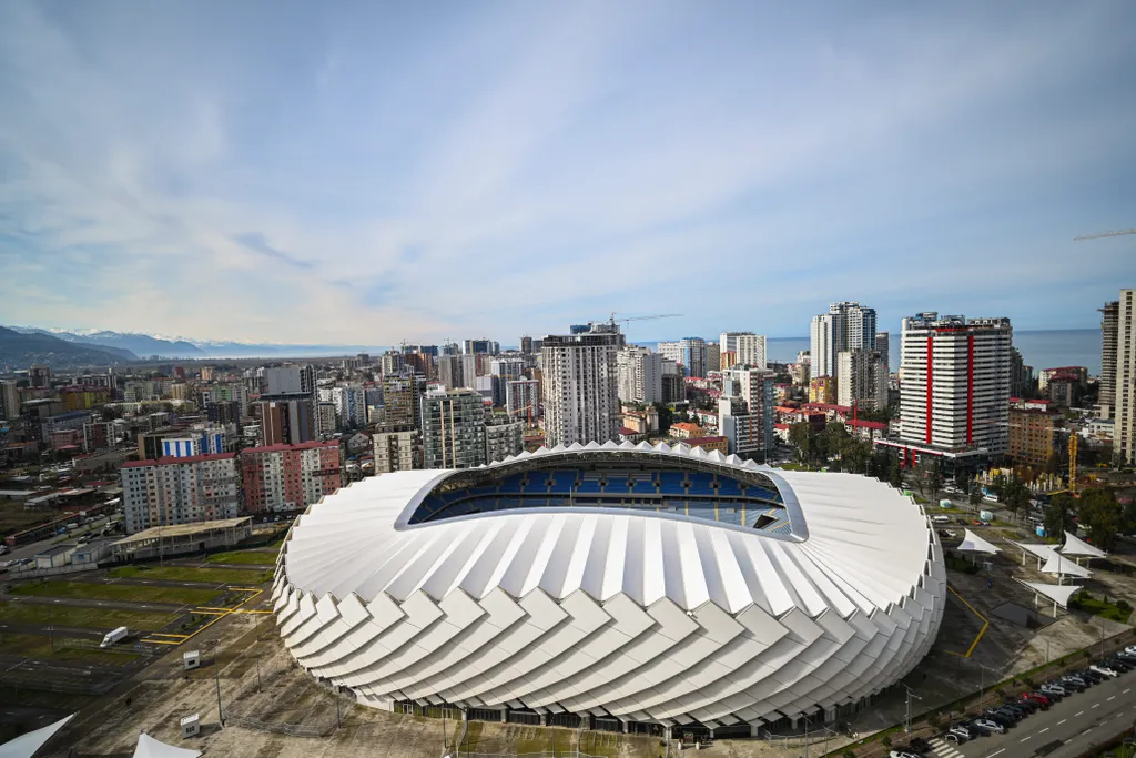 Студия с панорамным видом на город, горы и стадион