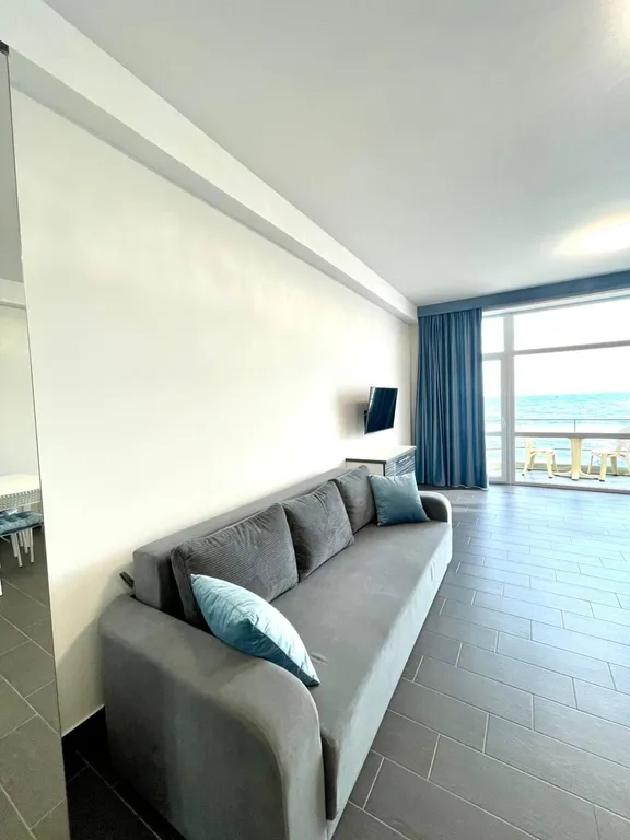 Эллинг на берегу моря