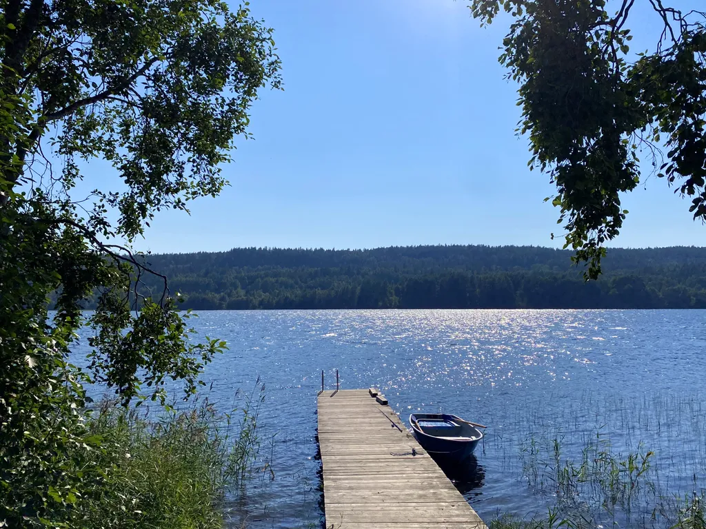 Коттедж Коттедж на берегу озера с видом на горнолыжный курорт и сауной внутри — Заозерный