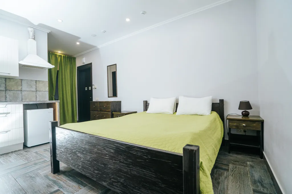 Апартаменты в горах, большая кровать