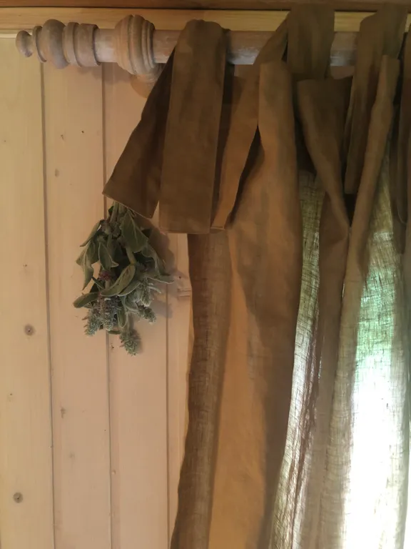 Маленький дом увитый виноградом