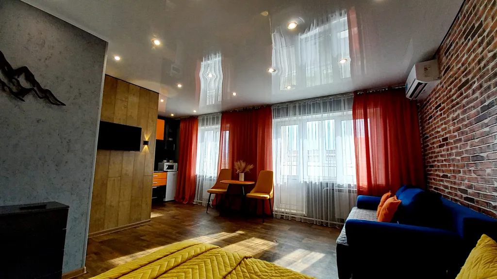 Квартира Уютная студия для тех кто любит комфорт, с видом на горы и город — аренда посуточно в Саяногорск