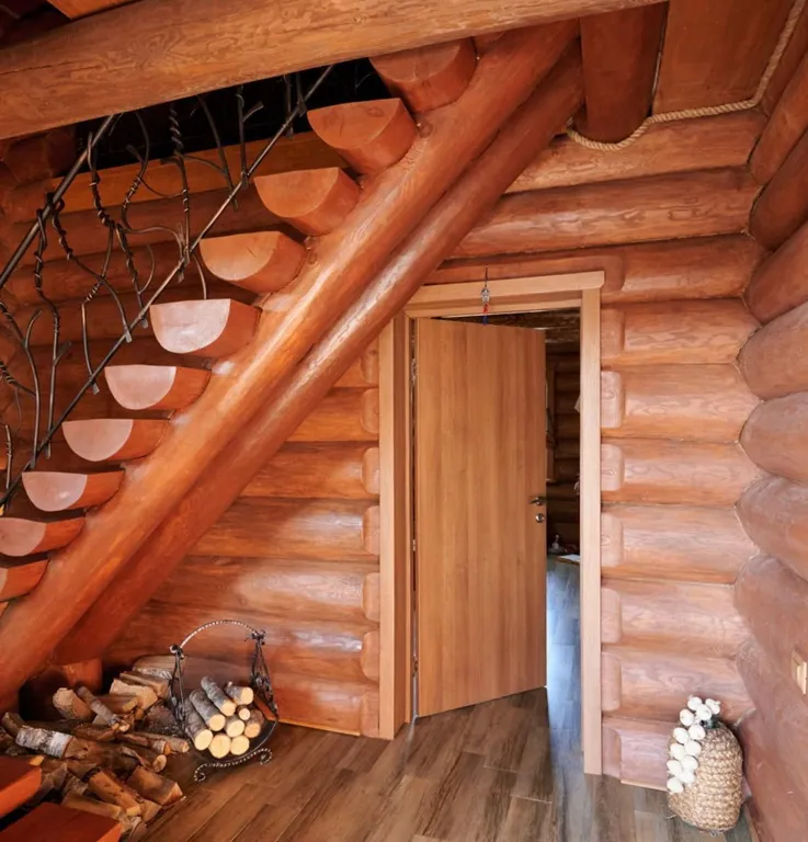 Деревянный коттедж из рубленого соснового бревна