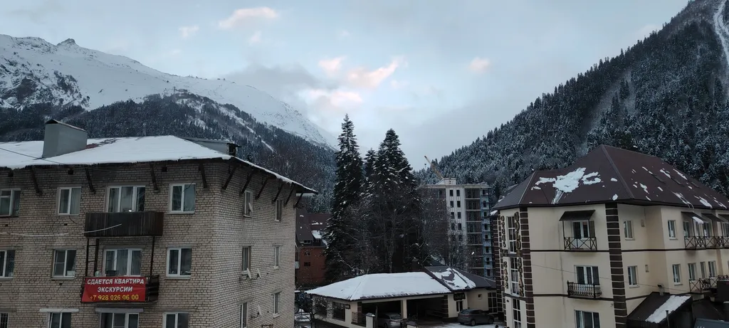 Двухкомнатная квартира с видом на горы и балконом