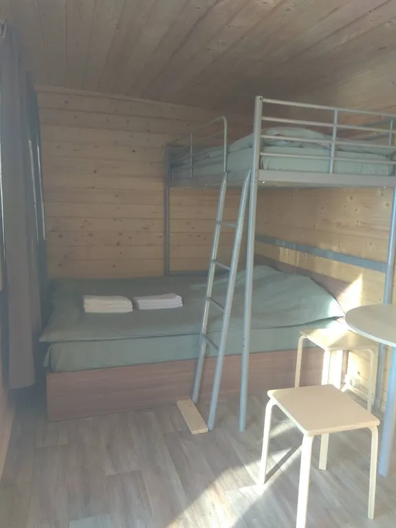 Домик на берегу озера