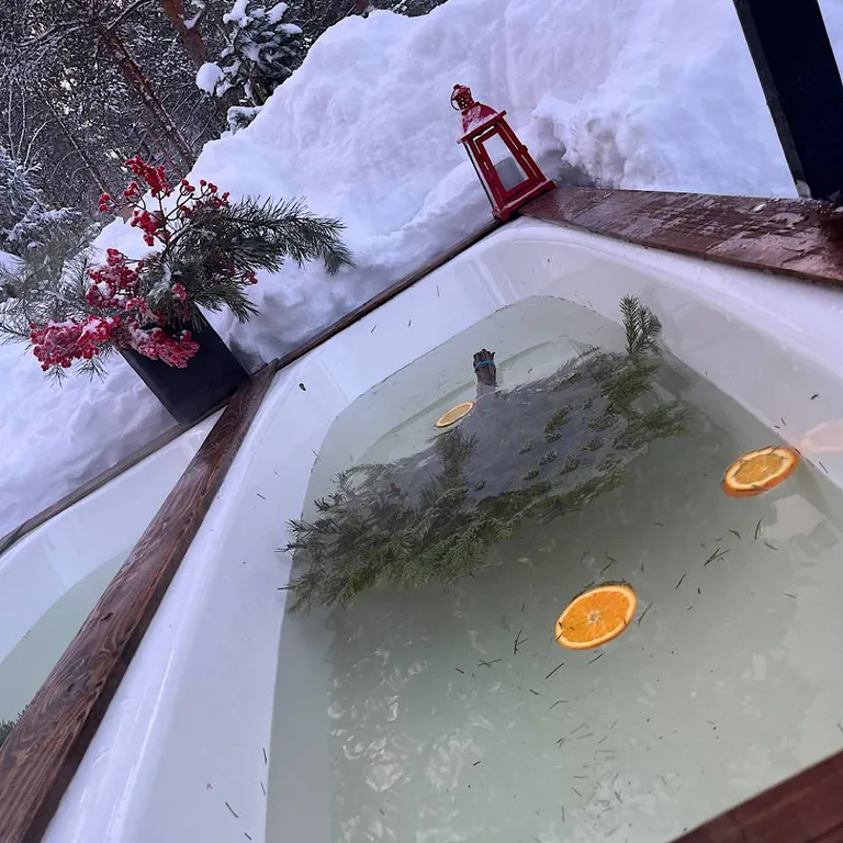 Домик в Соснах с баней и горячими ваннами Cube с баней