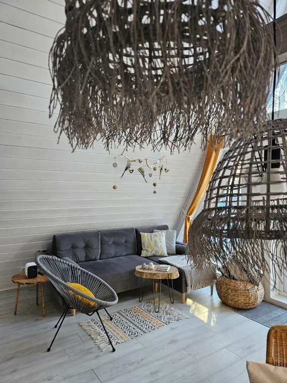 Красивые панорамные домики около леса