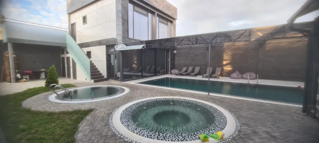 Двухкомнатная квартира с кухней, бассейном, джакузи и мангалом, баней