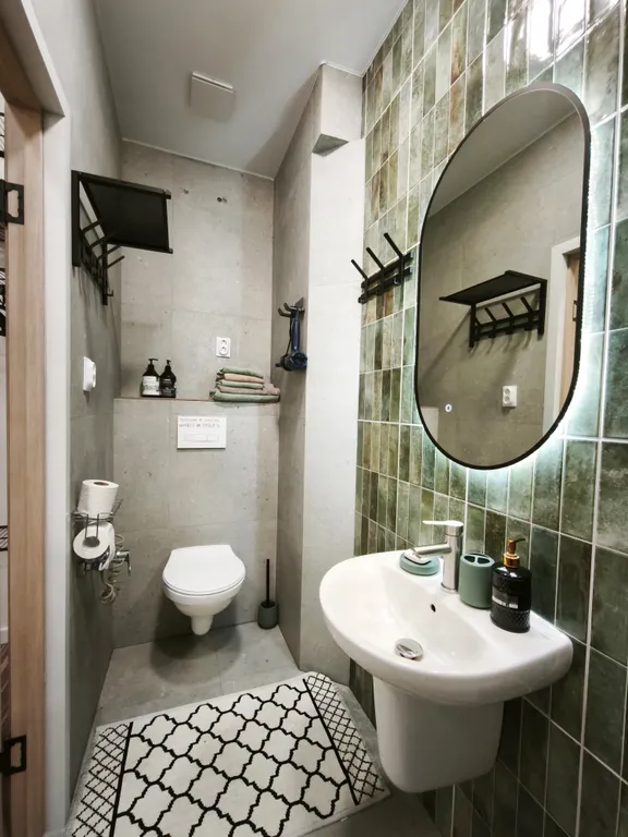 Центр. Сталинка с балконом с красивым видом на бульвар возле университа