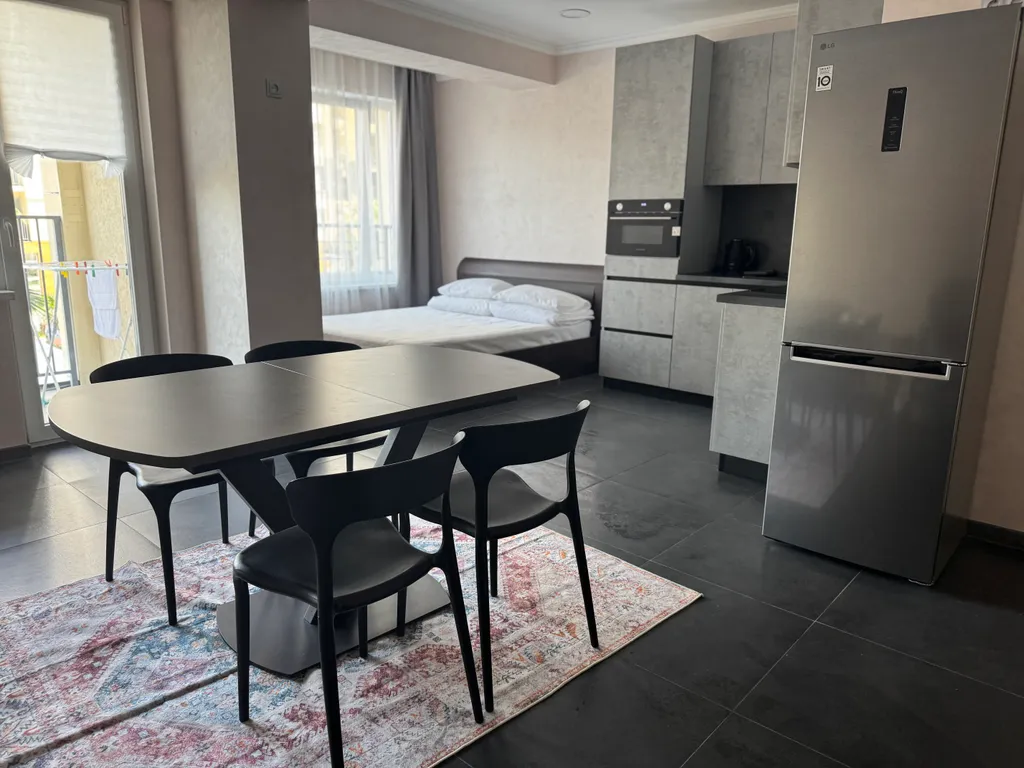 Квартира-студия с балконом возле моря