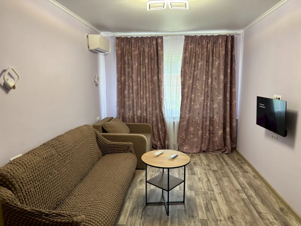 Четырёхкомнатный дом с двориком и мангалом – центр