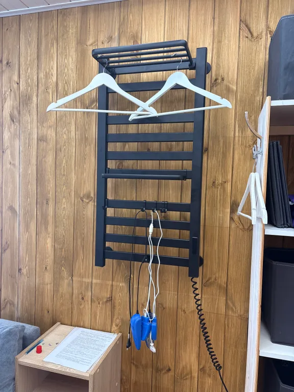 Дом с видом на горы в елочках