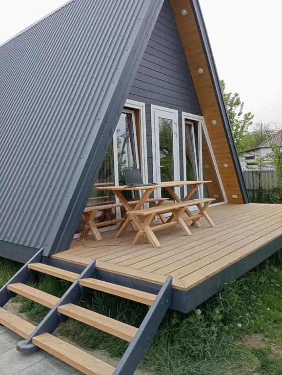 Уютный дом на берегу берегу реки