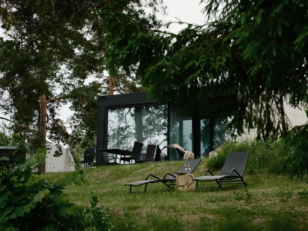 Загородный дом Stockholm с панорамными окнами на берегу реки Вуокса