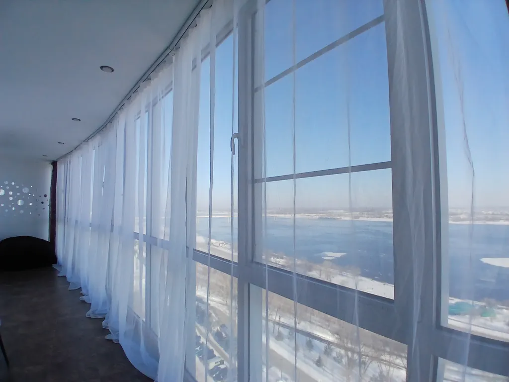 Жизнь с видом реку: огромная лоджия с панорамным остеклением в пол!