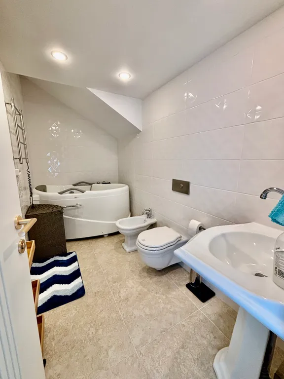 Кругозор туан-хаус с видом на реку