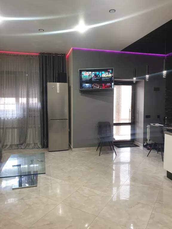 Дизайнерская современная студия в новом доме сердца центра города