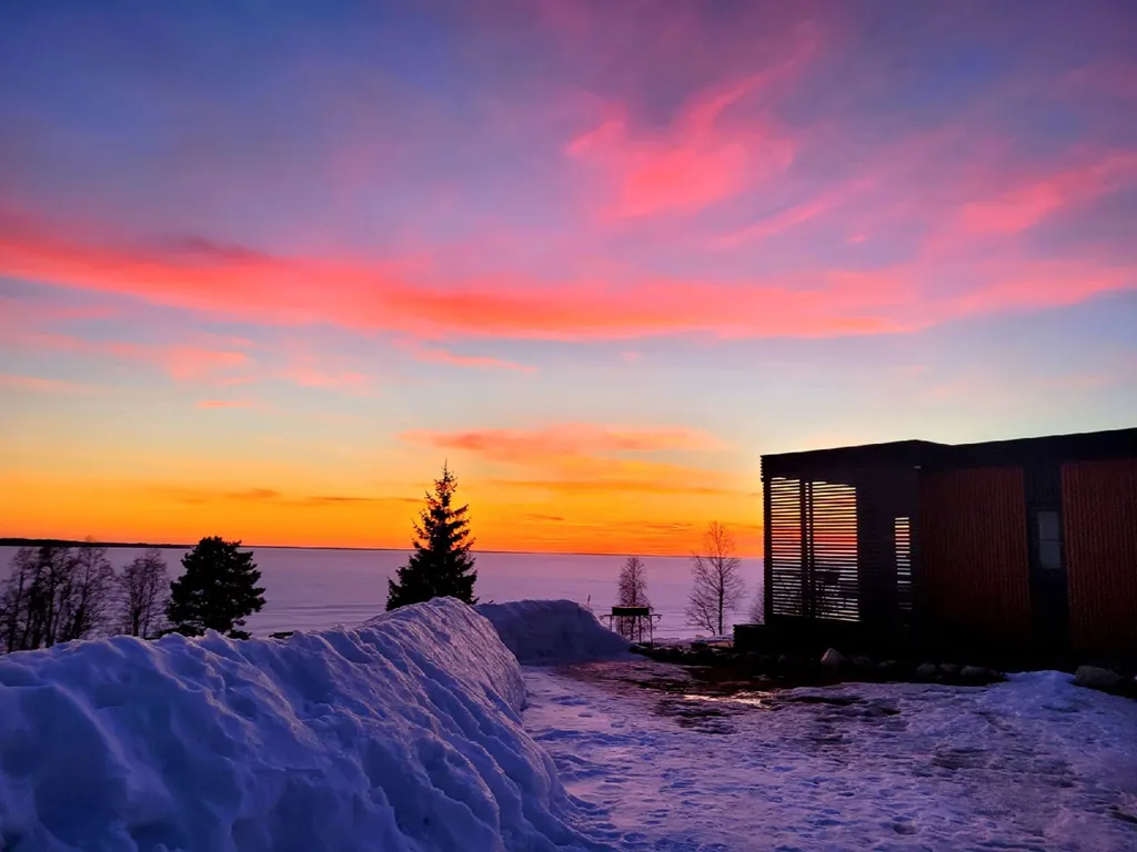 Студия с панорамными окнами с видом на озеро