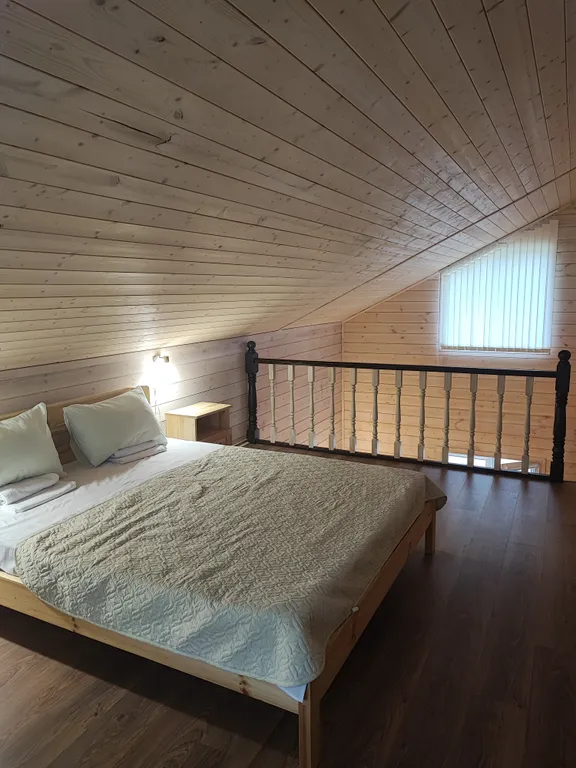 Просторный деревянный коттедж половина дома 2 этажа 4Л