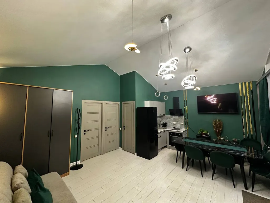 Дом в черте города в лесу