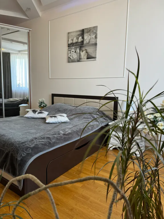 Красивая трёхкомнатная квартира в центре с видом на площадь