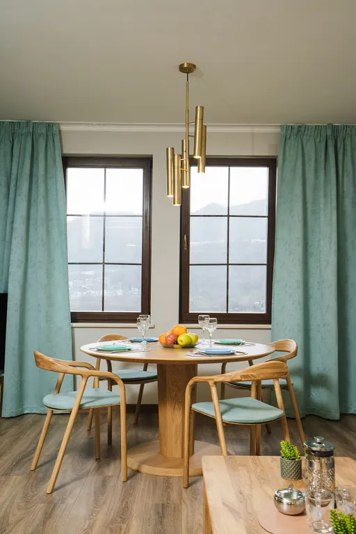 Красивый современный апартамент с 3 спальнями. Камин. Терраса. Горы.