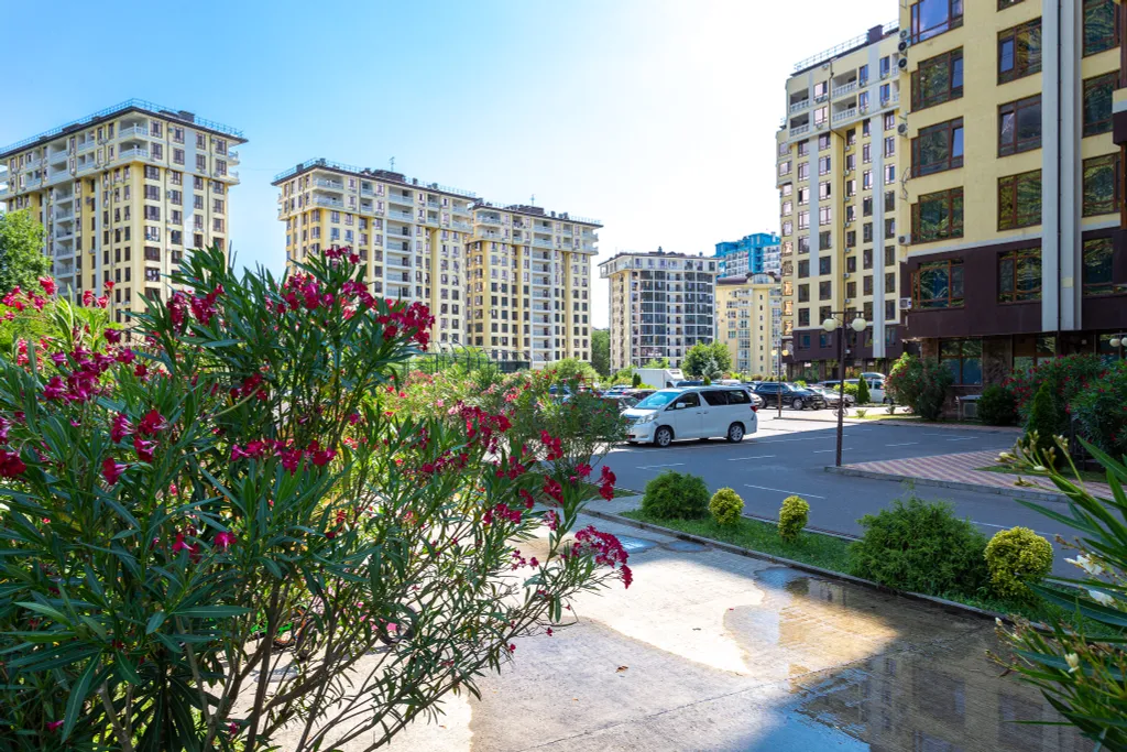 Просторная стильная квартира с видом на горы