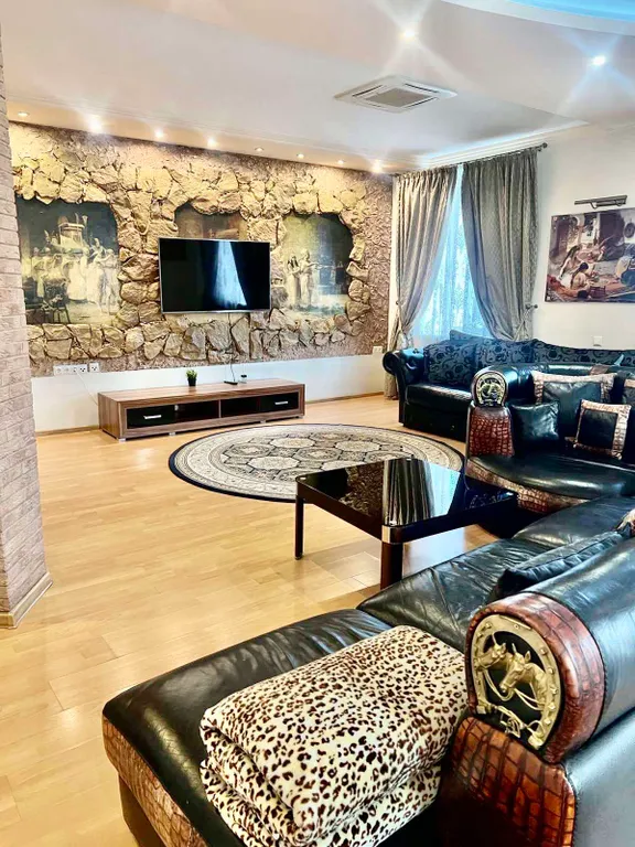 Четырёхкомнатные апартаменты на главном проспекте города