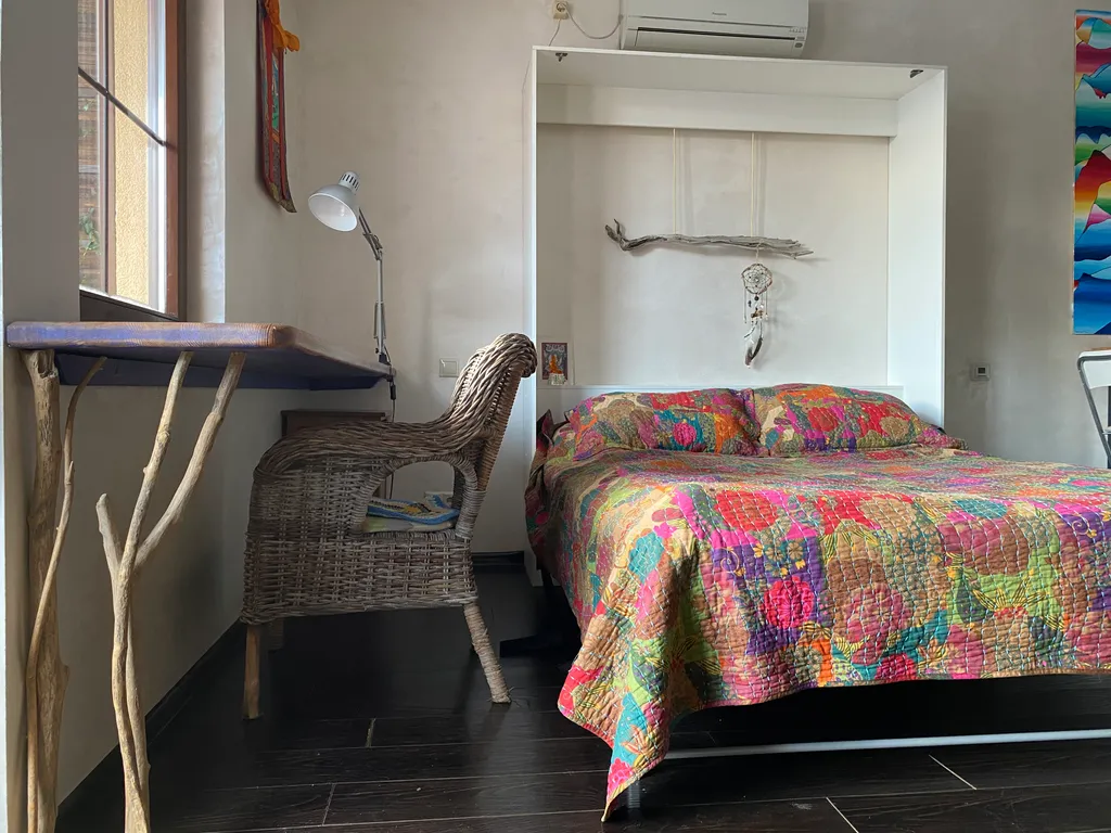 Просторная бохо студия с панорамным видом на горы