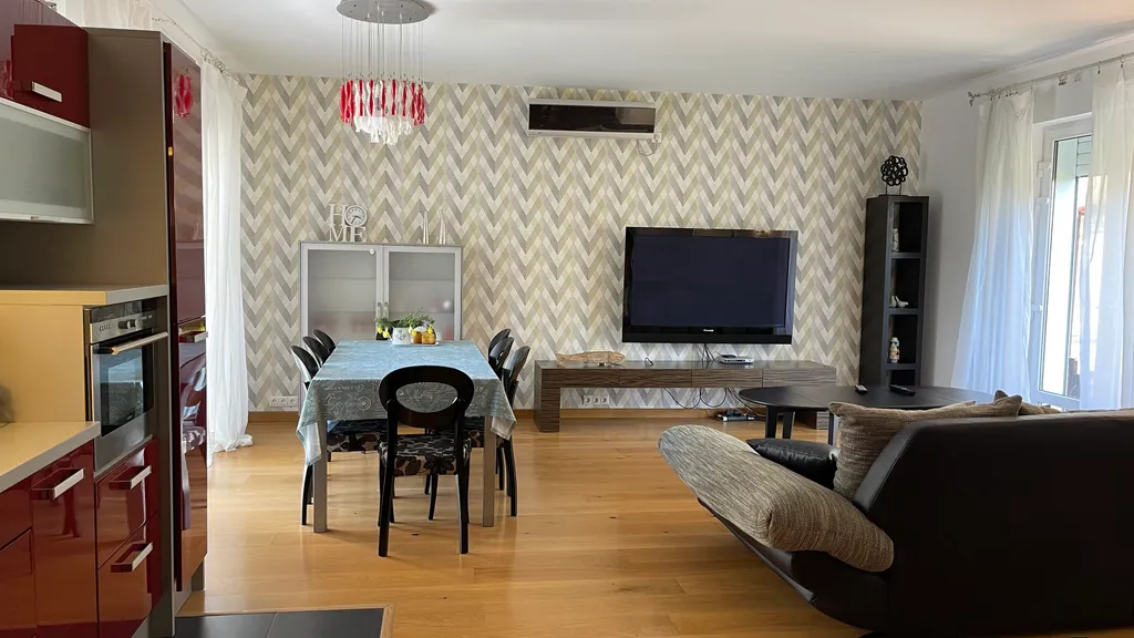 Дом и море через дорогу