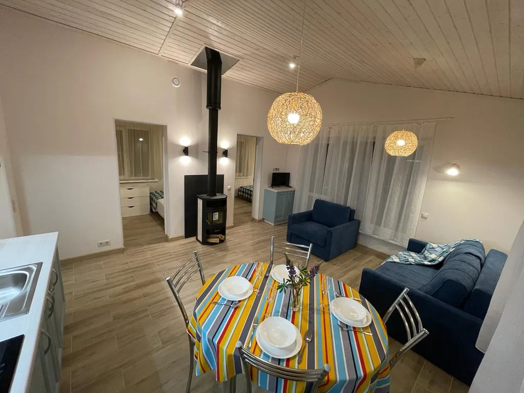 Дом у озера с шикарным видом на закат