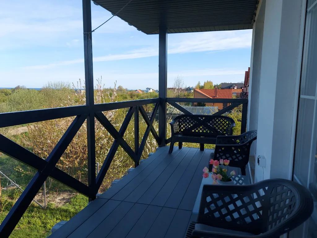 Дом с видом на море и отдельно стоящей баней.