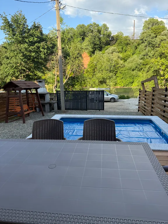 Барнхаус с бассейном и видом на реку