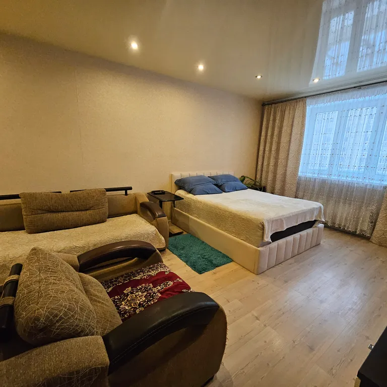 Большая квартира с лоджией в центре города