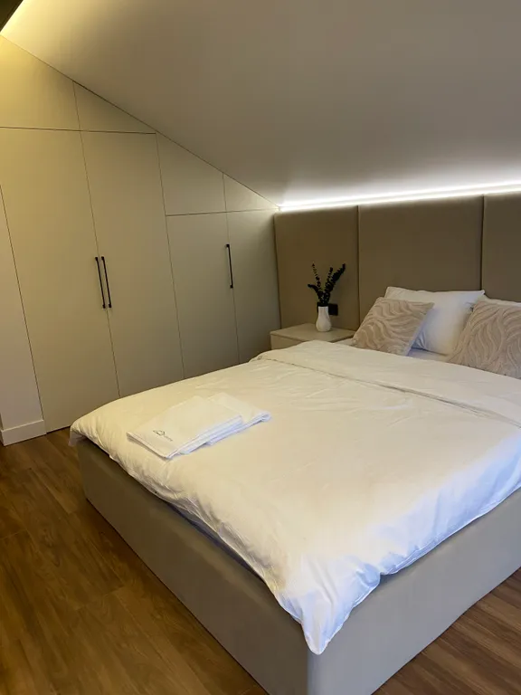 Премиальный загородный дом с теплым бассейном, на берегу