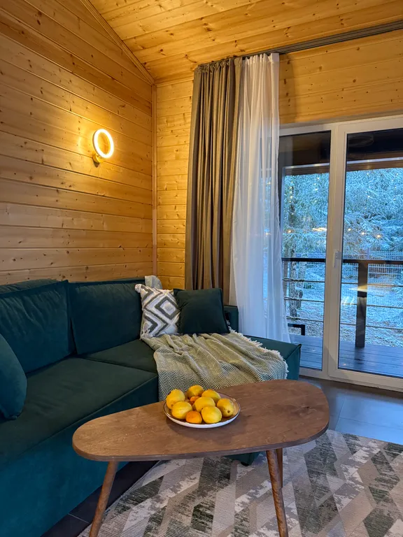 Дом в лесу с видовой терассой и чаном