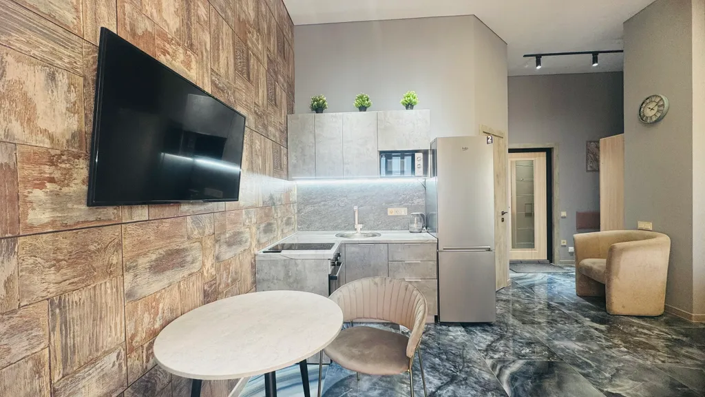 Студия скай класса в стиле модерн с панорамным видом на город