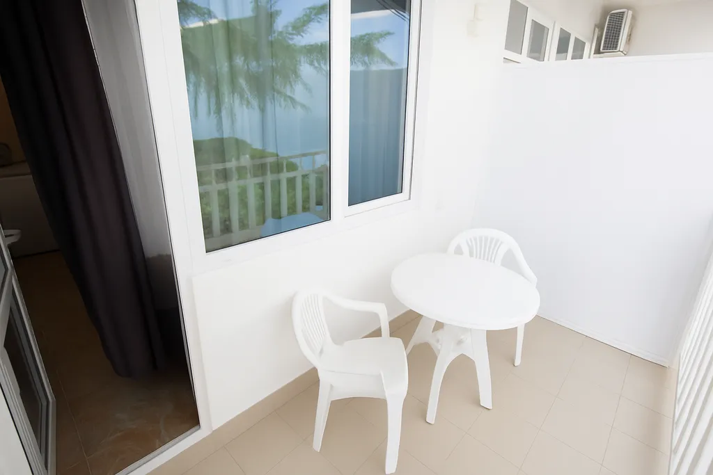 с балконом, вид во дворик отеля