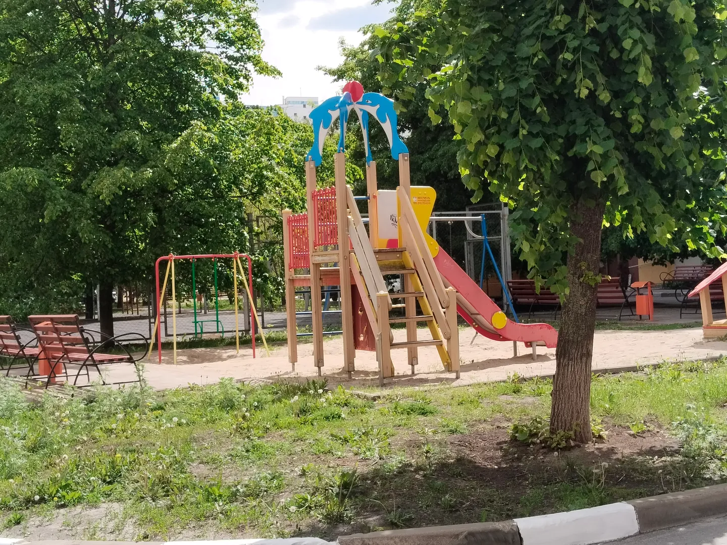 Игровая площадка во дворе дома
