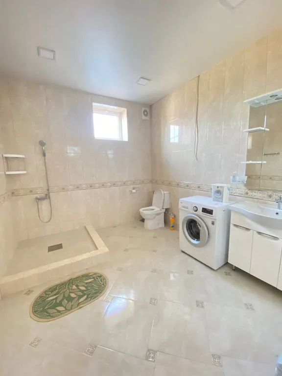 Большой и красивый дом на берегу моря