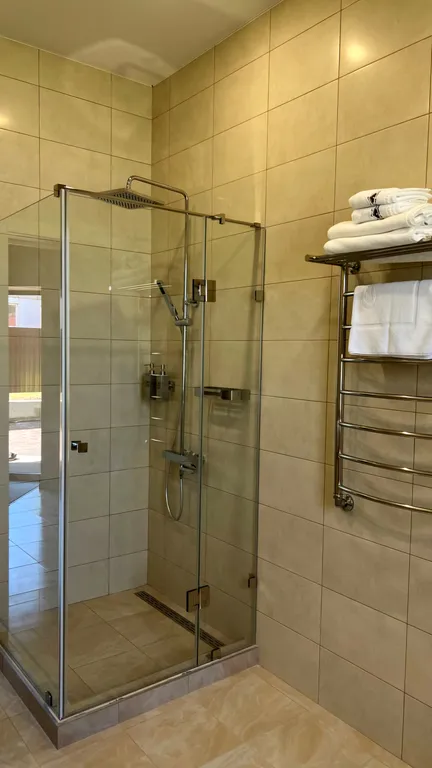 Дом в лесу с теплым бассейном и баней