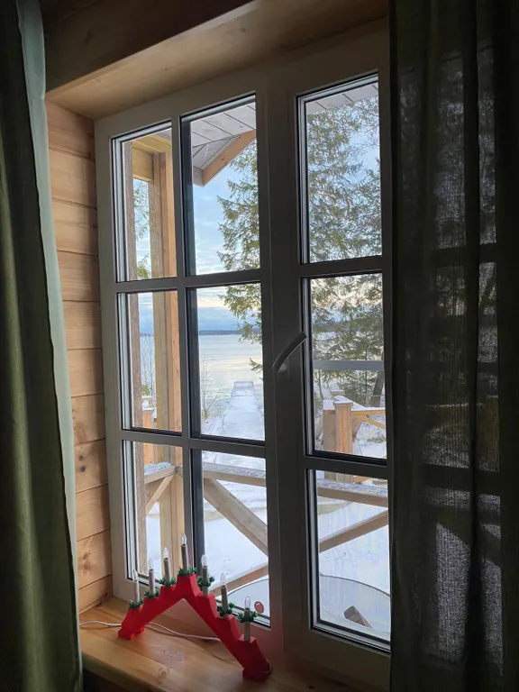 Дом на берегу озера