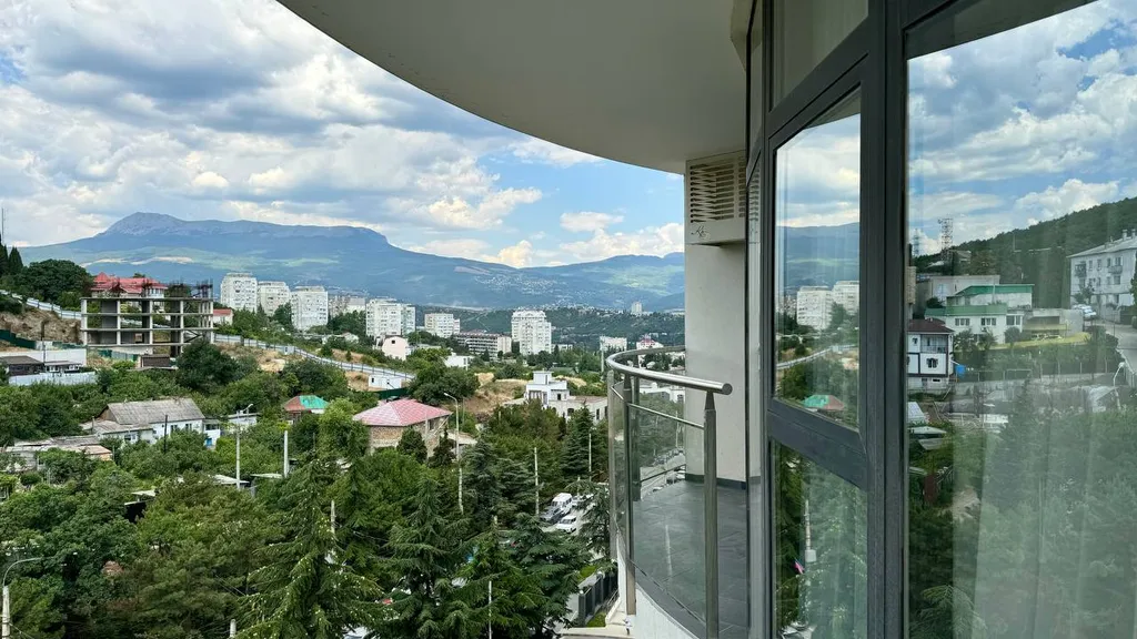 Апартамент с видом на горы и море