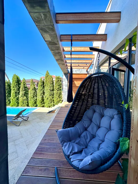 Вилла с бассейном среди виноградников Балаклавы